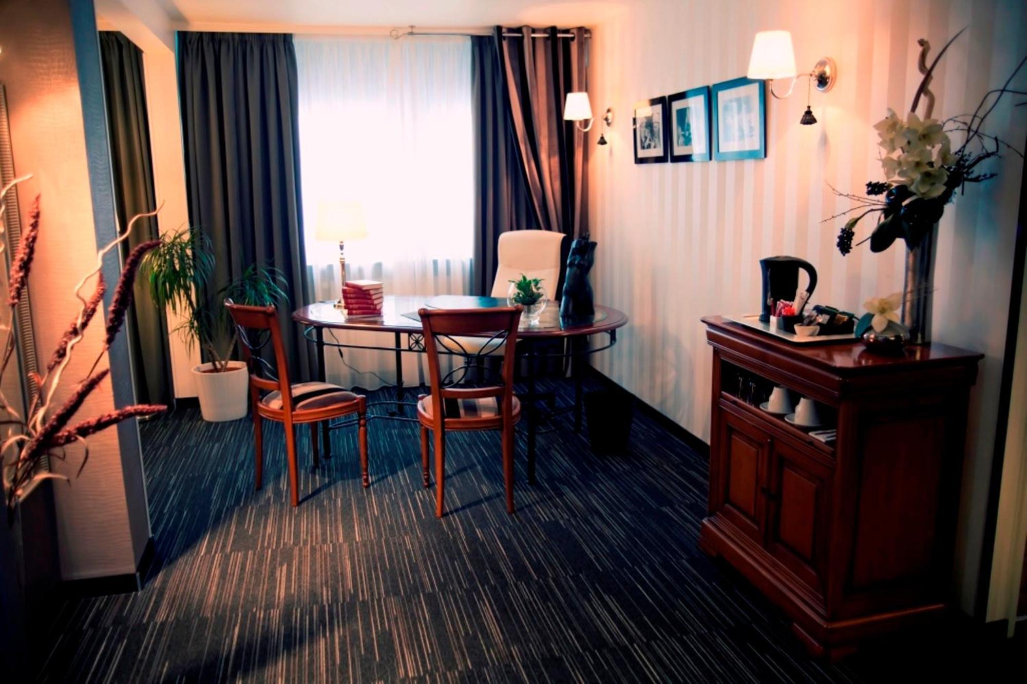 Dm Hotel Форбаш Экстерьер фото